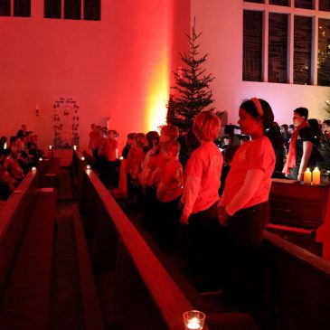 Atmosphäre der Ruhe und des Friedens beim Taizé-Liedersingen in St. Theresia